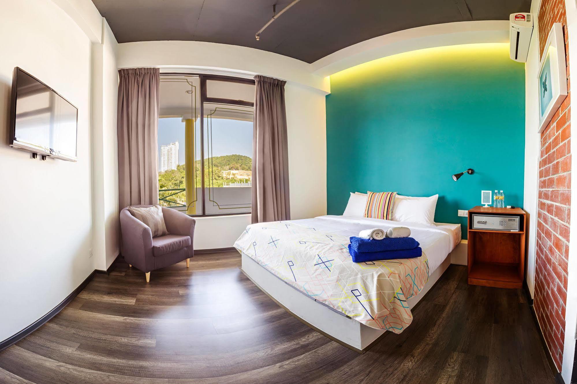 Roomies Suites Batu Feringgi Exterior foto