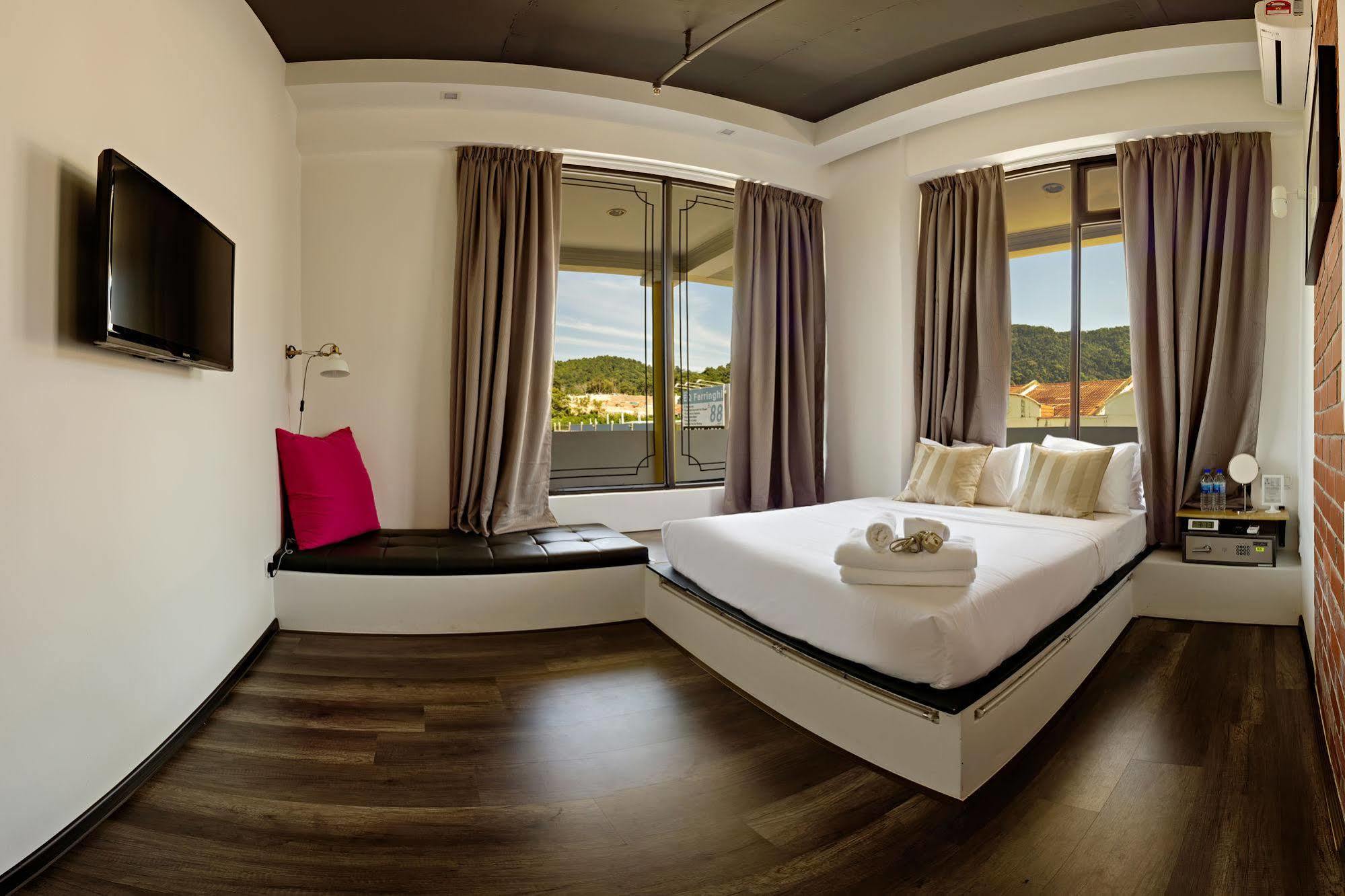 Roomies Suites Batu Feringgi Exterior foto