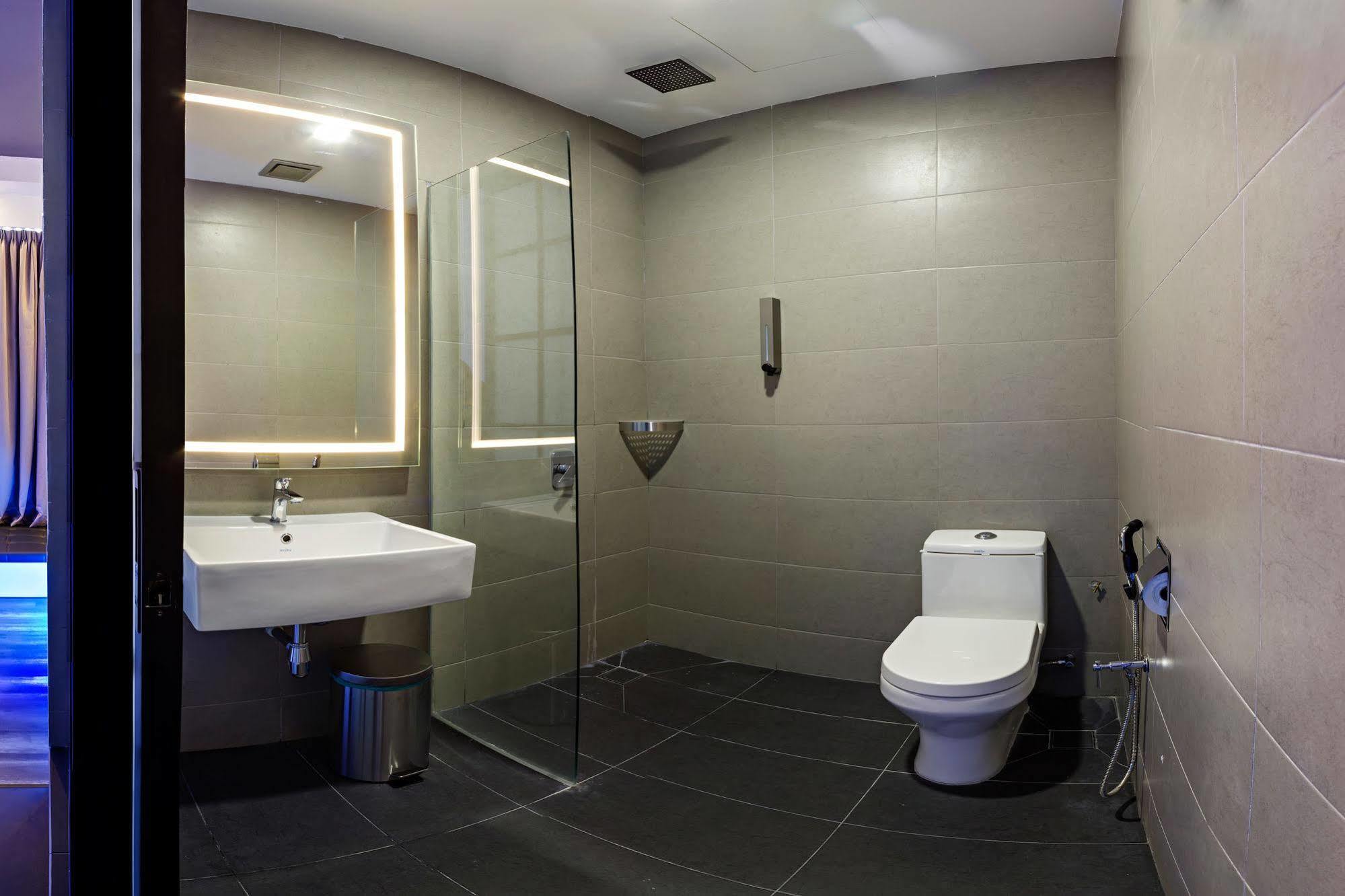 Roomies Suites Batu Feringgi Exterior foto