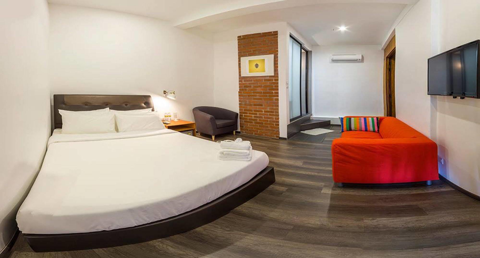 Roomies Suites Batu Feringgi Exterior foto
