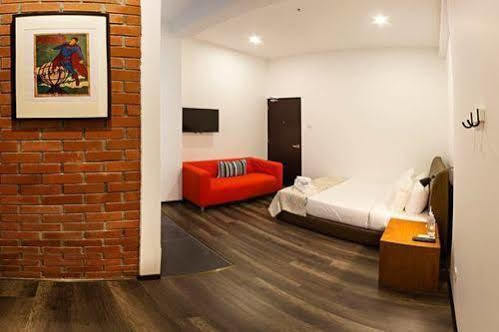 Roomies Suites Batu Feringgi Exterior foto
