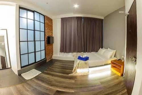 Roomies Suites Batu Feringgi Exterior foto